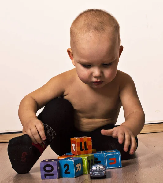 Занятый Мальчик Играет Блоки — стоковое фото
