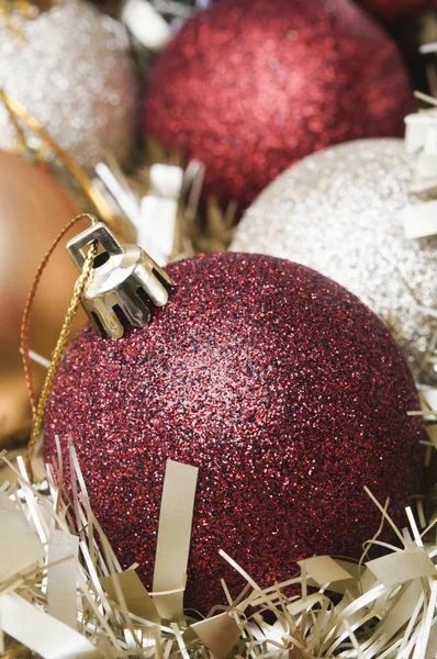 Close Christmas Baubles Gold Tinsel Garland Red Sparkling Bauble Foreground — Stock Photo, Image