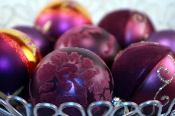 Цветные Фиолетовые Металлические Рождественские Украшения Праздники Декорации Новогодних Елок — стоковое фото