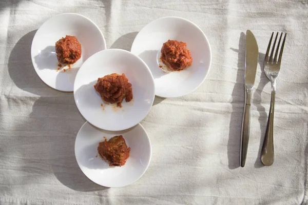 접시에 토마토 미트볼이 됩니다 — 스톡 사진