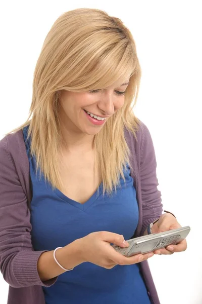 Una Chica Rubia Sonriente Usando Teléfono Inteligente — Foto de Stock