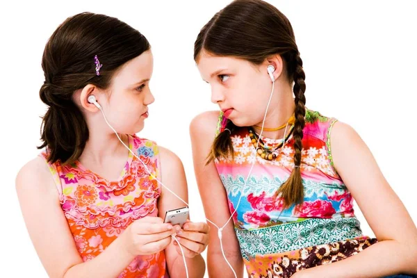 Ragazze Caucasiche Ascoltando Lettore Mp3 Isolato Bianco — Foto Stock