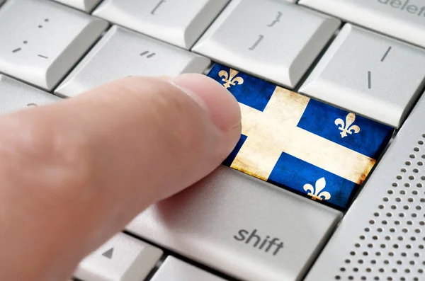 Concepto Negocio Dedo Masculino Presionando Quebec Entrar Clave Teclado Metálico — Foto de Stock