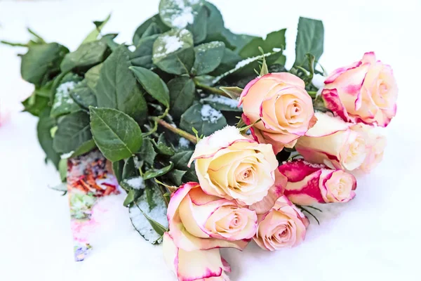 Kwiatów Liści Piękny Bukiet Róż Pokryte Pierwszym Śniegiem — Zdjęcie stockowe