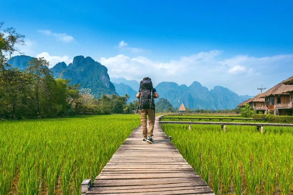 Turism Med Ryggsäck Trä Sökväg Vang Vieng Laos — Stockfoto