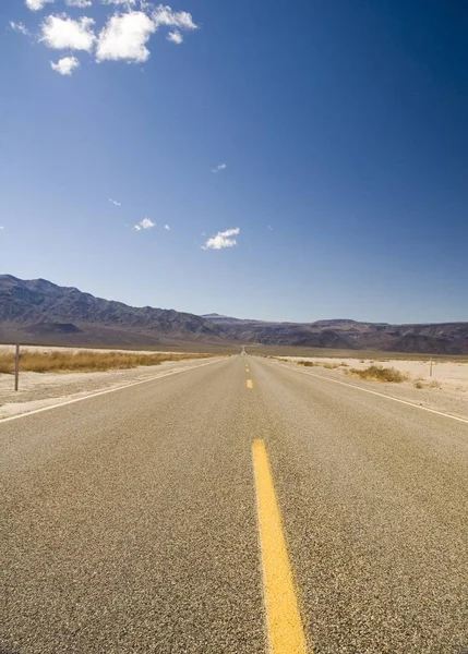 Straight Road Death Valley Heading Mountains Wispy Clouds Overhead — Stock Photo, Image