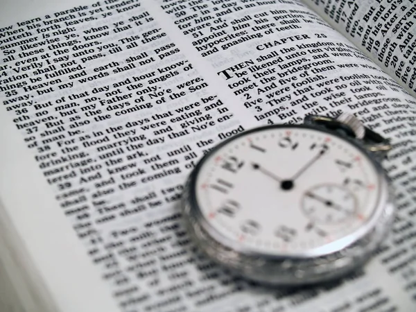 Bibeln Öppnade För Matteus Med Pocketwatch — Stockfoto