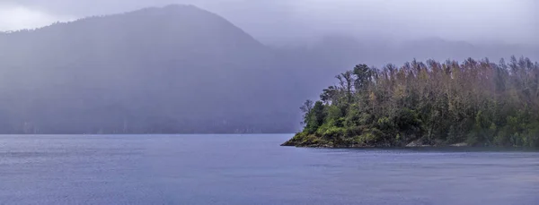 Pemandangan Panorama Dari Sebuah Danau Dengan Hutan Dan Pegunungan Dalam — Stok Foto
