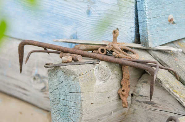 Stapel Alter Werkzeuge Und Eisenteile Liegen Auf Dem Holzrahmen Des — Stockfoto