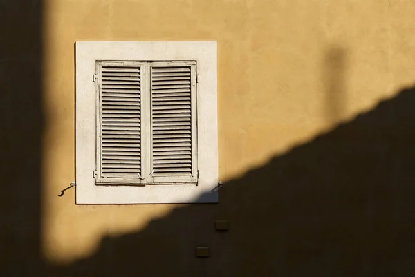 Staré Čtvercové Okno Obklopené Stínem Řím Itálie — Stock fotografie