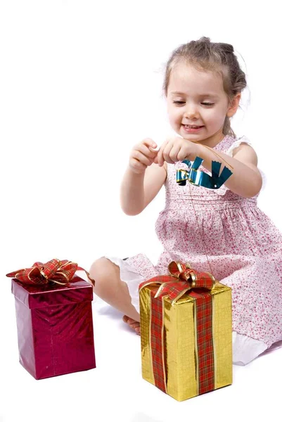 Bonne Petite Fille Sur Point Ouvrir Ses Cadeaux Noël Jouant — Photo