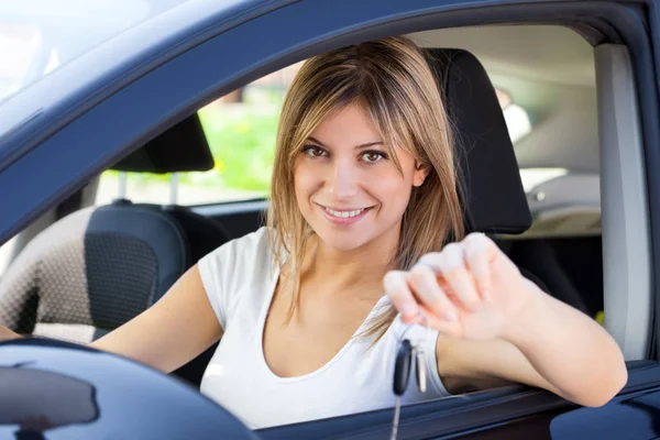 Jeune Homme Assis Intérieur Voiture Montrant Les Clés Nouvelle Voiture — Photo