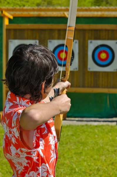 Bågskytt Syftar Till Att Bullseye Ett Avlägset Mål Fokusera Bågskytten — Stockfoto