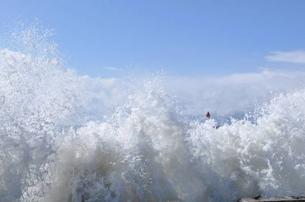 Морські Хвилі Розбиваються Бетонному Порту Розпилювачем — стокове фото