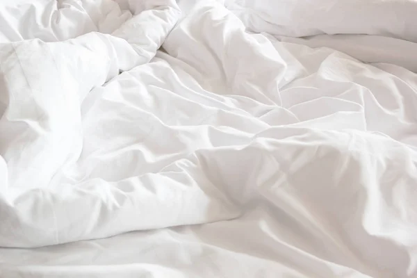 朝目を覚ました後ベッドルームでベッドルームのしわ乱雑な毛布と白い枕 長い夜の眠りから デュベットと毛布の詳細 白い毛布を持つホテルのベッドルームで行われていないベッド — ストック写真
