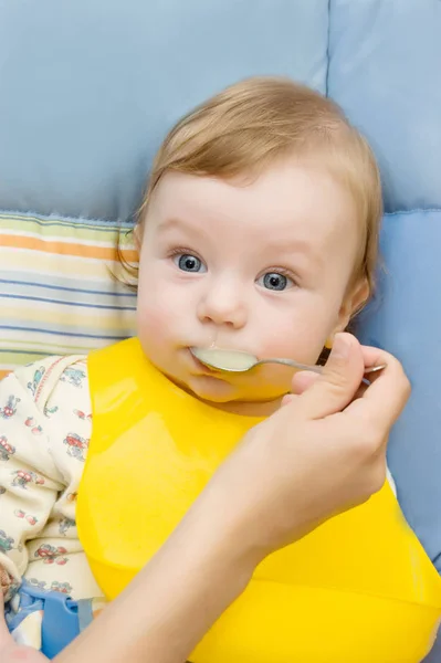 Mano Madre Bebé Comiendo —  Fotos de Stock