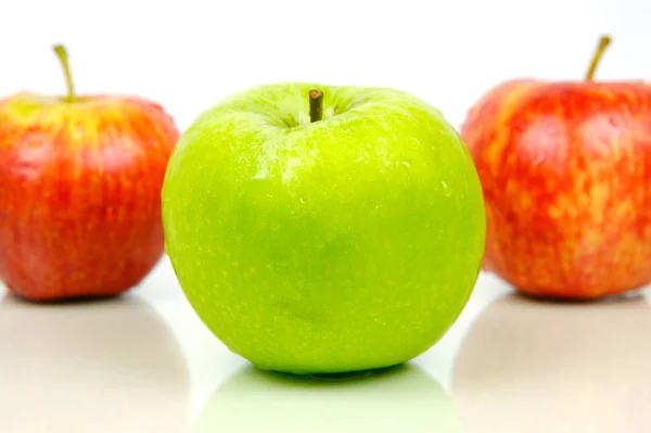 红色和绿色苹果与白色背景隔离 — 图库照片