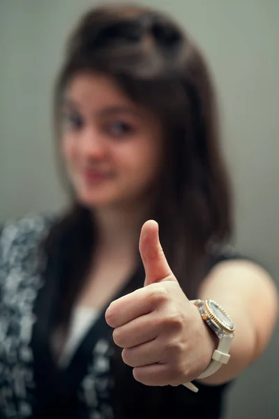 Красивая Индийская Девушка Подросток Большим Пальцем Вверх Знак Черно Белом — стоковое фото