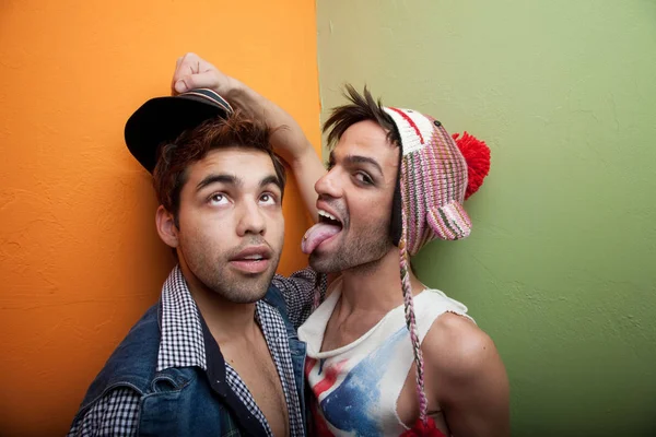 Atractivos Hombres Gay Esquina Usando Sombreros — Foto de Stock