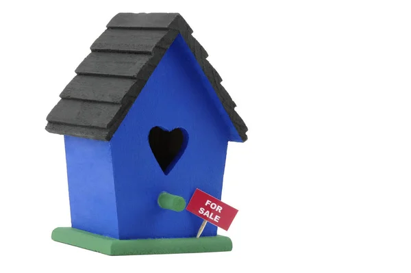 Birdhouse Egy Eladó Jel Fehér Alapon — Stock Fotó