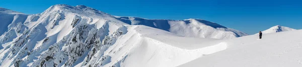 Panorama Der Schneebedeckten Felsen Der Gebirgskette Ein Mann Der Pistenrand — Stockfoto