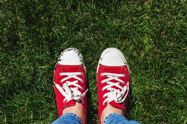 Kaki Dengan Sepatu Merah Tua Rumput Hijau Lihat Dari Atas — Stok Foto