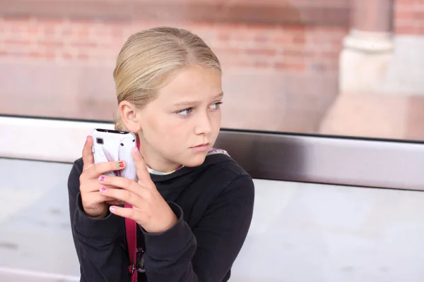 Bambino Seduto All Aperto Con Uno Smartphone Guardando Lontano Dalla — Foto Stock
