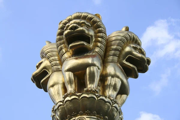 Три Золотых Льва Охраняют Храм — стоковое фото