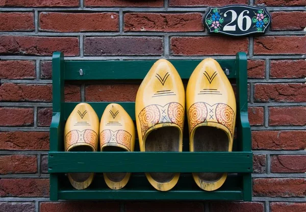 Hollanda Kapısının Yanında Ahşap Ayakkabılı Saklama Rafı — Stok fotoğraf