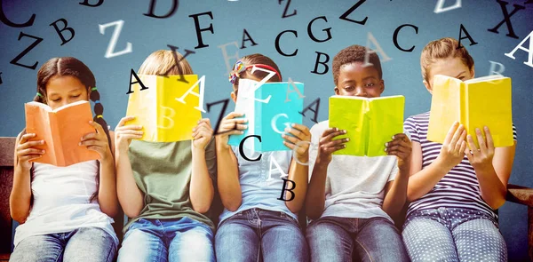 Crianças Lendo Livros Parque Contra Fundo Azul — Fotografia de Stock