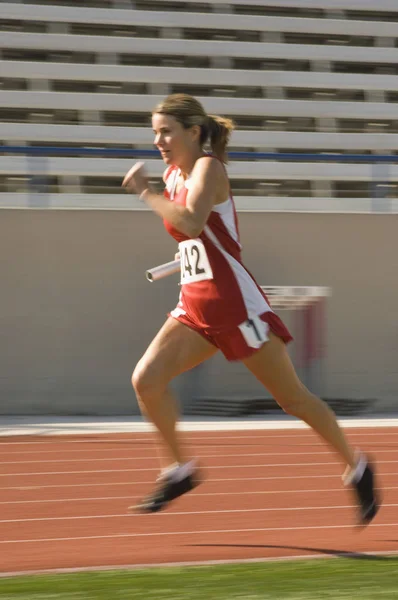 Atleta Feminina Correndo Com Bastão — Fotografia de Stock