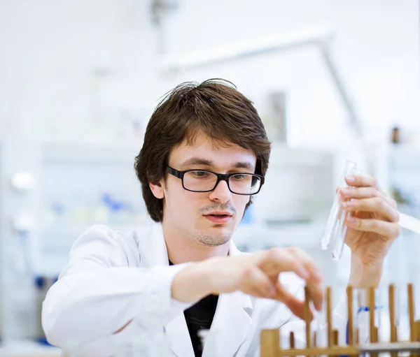 Joven Investigador Estudiante Química Que Lleva Cabo Investigación Científica Laboratorio — Foto de Stock