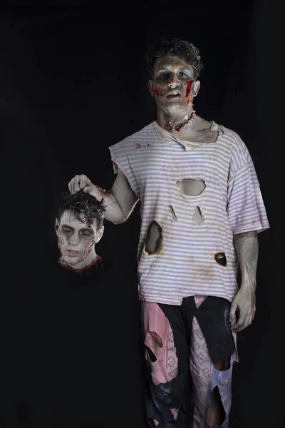 Straszny Creepy Mężczyzna Zombie Trzymając Głowę Innego Mężczyzny Izolowane Czarnym — Zdjęcie stockowe