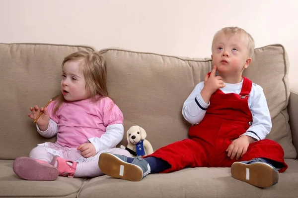 Malý Chlapec Dívka Syndromem Sedí Pohovce — Stock fotografie