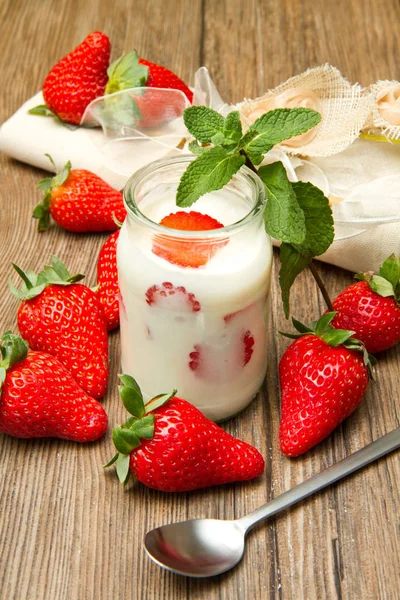 Close Van Yoghurt Met Aardbei — Stockfoto