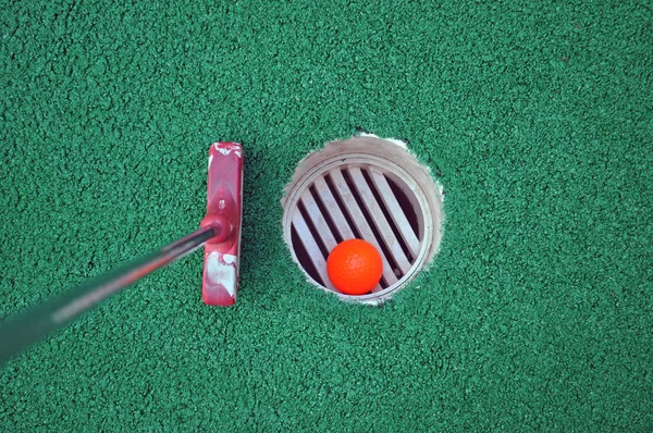 穴の中のミニチュアゴルフボール — ストック写真
