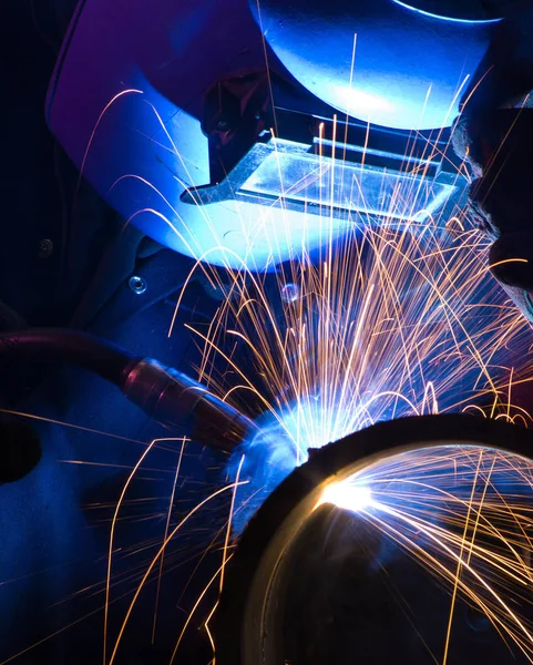 Spawacz Mig Używa Latarka Iskry Podczas Produkcji Urządzeń Metalowych — Zdjęcie stockowe