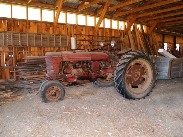 Viejo Tractor Dentro Granero —  Fotos de Stock