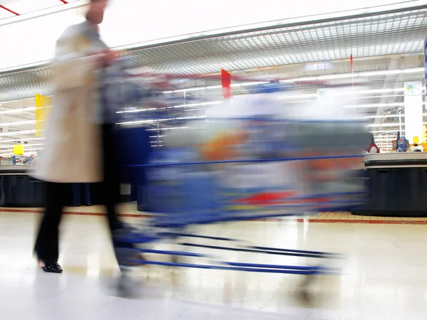 Frau Mit Einkaufswagen Supermarkt Bewegung — Stockfoto