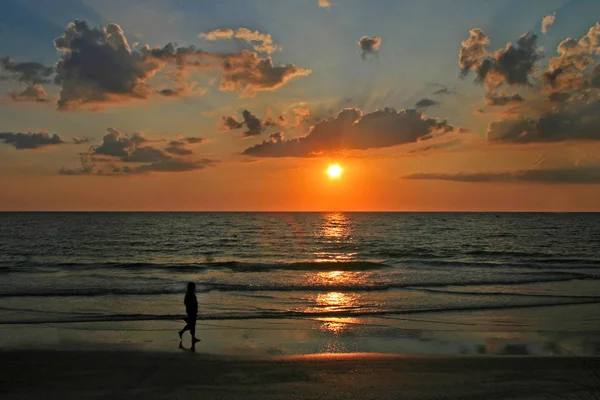 Ένα Ηλιοβασίλεμα Πάνω Από Τον Ωκεανό Κάποιο Άτομο Που Έμπαινε — Φωτογραφία Αρχείου