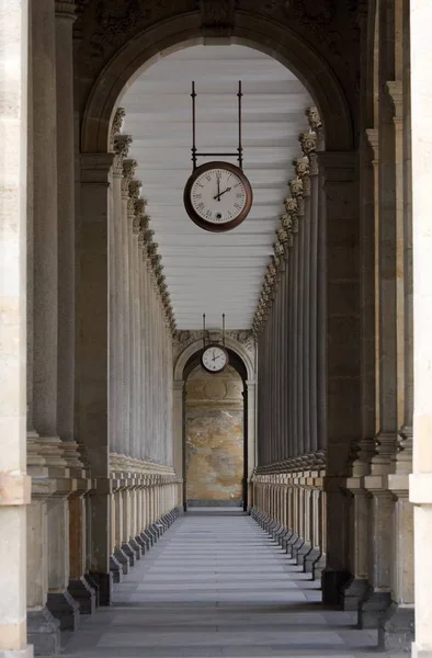 Columnata Con Vistas Los Relojes Karlovy Vary — Foto de Stock