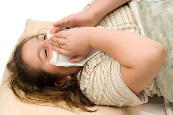 Seorang Anak Yang Sakit Meniup Hidungnya Saat Berbaring Tempat Tidur — Stok Foto