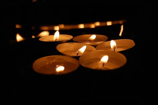 Lichter Von Kerzen Isoliert Auf Dem Schwarzen Hintergrund — Stockfoto