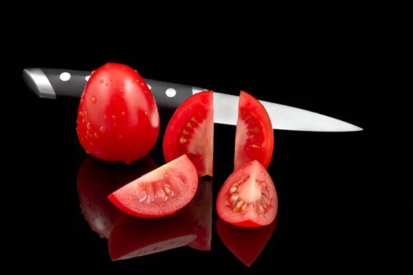 Ein Messer Eine Ganz Frische Tomate Und Eine Frisch Geschnittene — Stockfoto