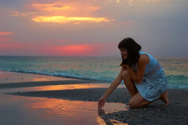 Kvinna Tidigt Morgonen Havet — Stockfoto