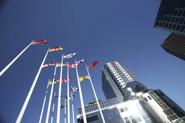 温哥华市中心的旗帜和建筑 — 图库照片