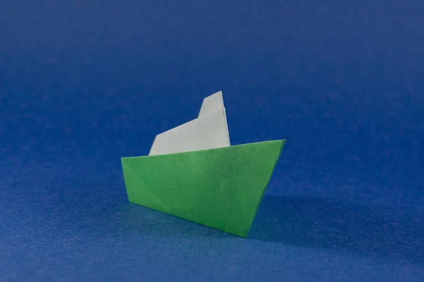 Barco Verde Hecho Papel Plegado Origami Artesanal —  Fotos de Stock