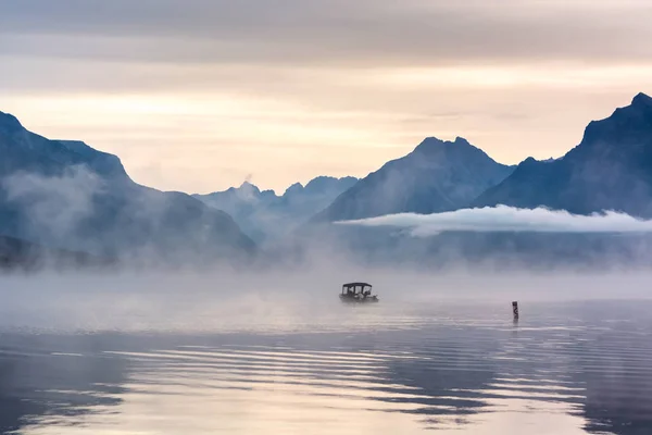 Panoraamanäkymät Upealle Mcdonald Järvelle Glacier Kansallispuistossa — kuvapankkivalokuva