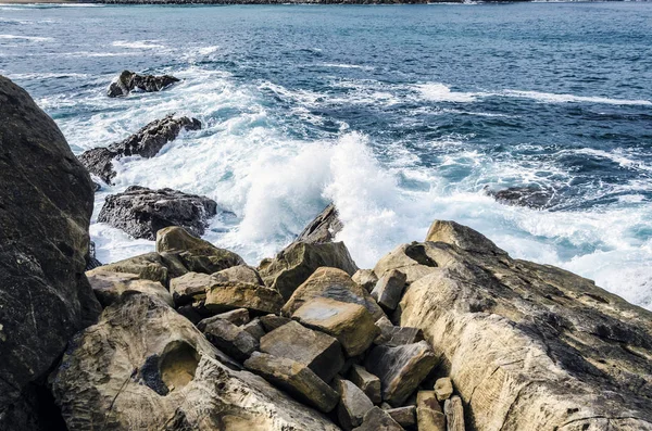 Hermosas Muy Detalladas Rocas Con Fondo Agua Agradable Colorido Limpio — Foto de Stock