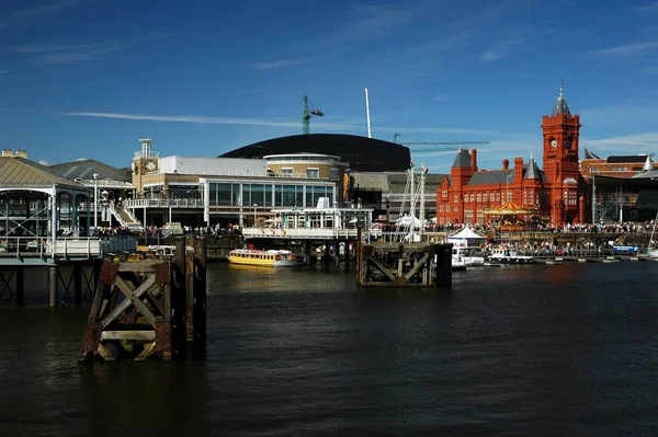 Cardiff Bay Met Blauwe Hemel Witte Wolken Horizontaal Ingelijst Schot — Stockfoto